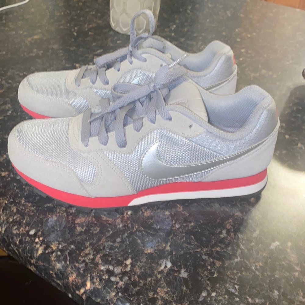 Womens Nike Shoe size 7.5 W/O box